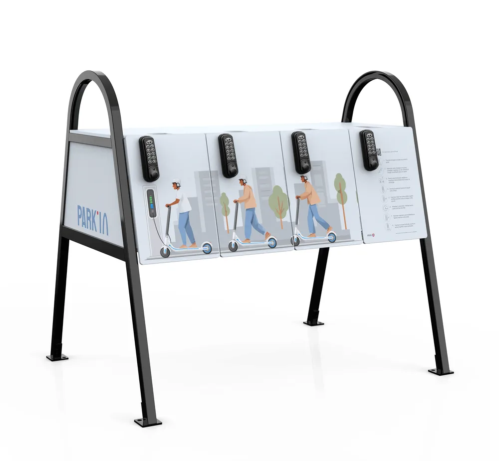 Park'Easy habillée en blanc, illustrée de scènes de trottinettes
